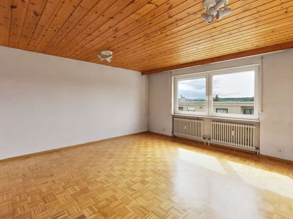 Immobilie in Renningen - Freistehendes Zweifamilienhaus mit großen Garten und drei Garagen - Bild 3