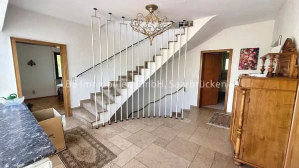 Immobilie in Kirkel - Großzügiges Einfamilienhaus in naturnaher Lage von Kirkel mit vielfältigem Gestaltungspotenzial - Bild 1