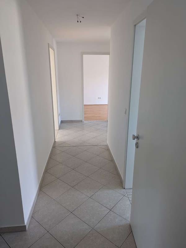 Immobilie in Hebertshausen - Sonnige Aussichten, schöne, helle nach Süden ausgerichtete  4-Zi. Wohnung mit TG-Platz - Bild 3