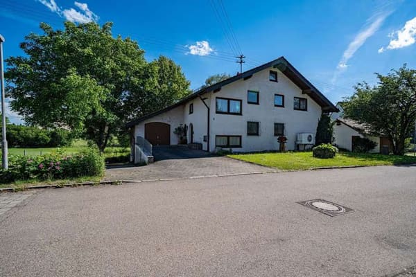 Immobilie in Illerrieden - Idyllisch! Zweifamilienhaus mit traumhaftem Garten - Bild 0
