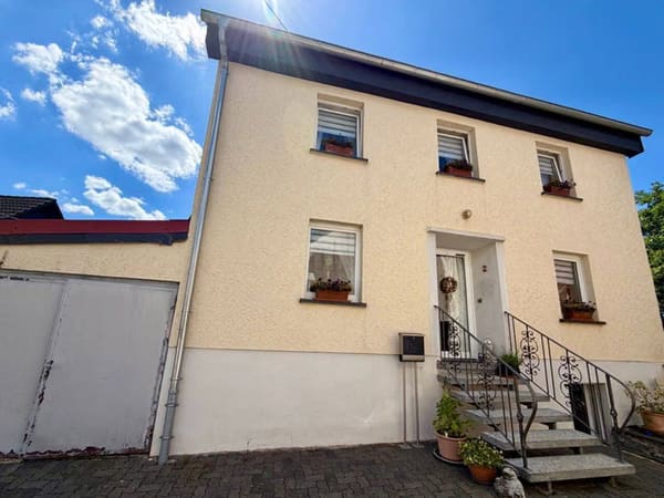 Immobilie in Dahnen - Ankommen. Wohlfühlen. Einziehen. – Stilvoll modernisiertes Einfamilienhaus mit großzügigen Nebengebäuden - Bild 1
