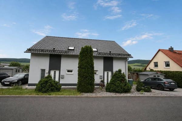 Immobilie in Grabfeld - Kapitalanlage oder Mehrgenerationenwohnen - Modernes Doppelhaus in Jüchsen - Bild 0