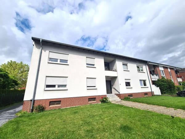 Immobilie in Ahlen - Ahlener Nordosten, ein sehr gepflegtes Haus mit 8 Zweizimmerwohnungen, Vollkeller, Trockenboden, Loggien und Parkmöglichkeit.  - Bild 0