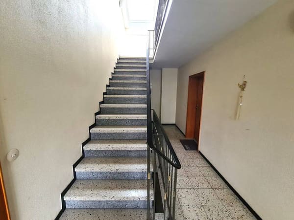Immobilie in Ahlen - Ahlener Nordosten, ein sehr gepflegtes Haus mit 8 Zweizimmerwohnungen, Vollkeller, Trockenboden, Loggien und Parkmöglichkeit.  - Bild 4