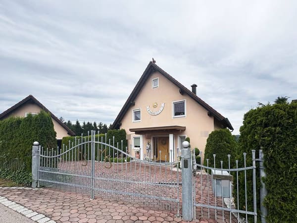 Immobilie in Wenzenbach - Attraktives Einfamilienhaus mit 7 Zimmern, Sauna und Vermietungsperspektive - Bild 0