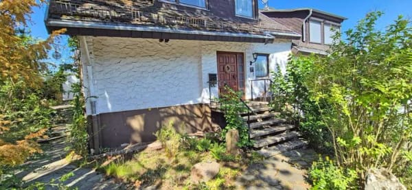 Immobilie in Taunusstein - Doppelhaushälfte mit Garage und Garten – viel Potenzial in Taunusstein-Bleidenstadt - Bild 1