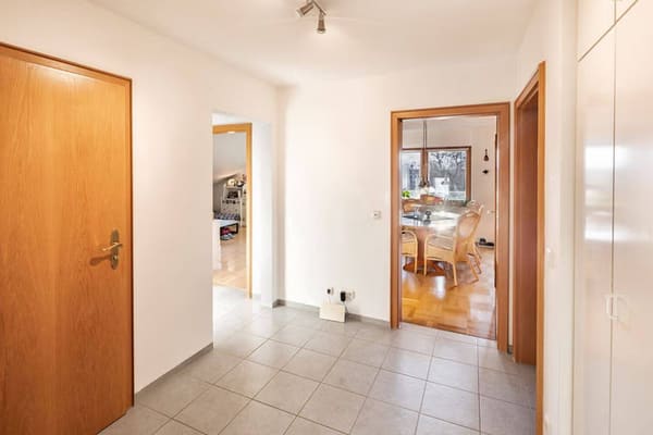Immobilie in Ismaning - Helle Dachgeschosswohnung mit Balkon und zeitnaher Bezugsfreiheit - Bild 2