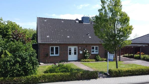 Immobilie in Koldenbüttel - Charmantes Einfamilienhaus mit sonnigem Garten und Wohnflächenreserve im Dachgeschoss, bei Friedrichstadt in Koldenbüttel - Bild 0