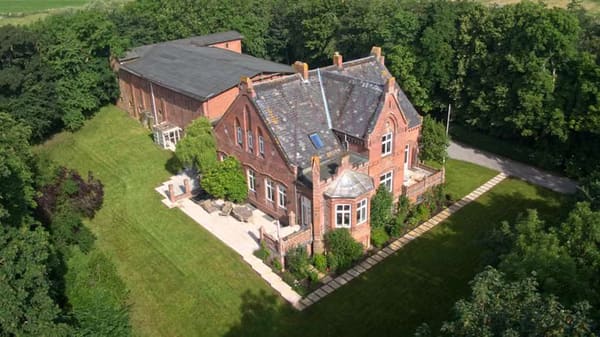 Immobilie in Kirchspiel Garding - Historisches Herrenhaus mit außergewöhnlichem Ensemble auf Eiderstedt, nahe St. Peter-Ording - Bild 0