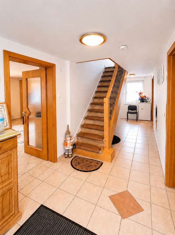Immobilie in Grafling - Solides Einfamilienhaus mit Garten, Garage und viel Potenzial - Bild 2