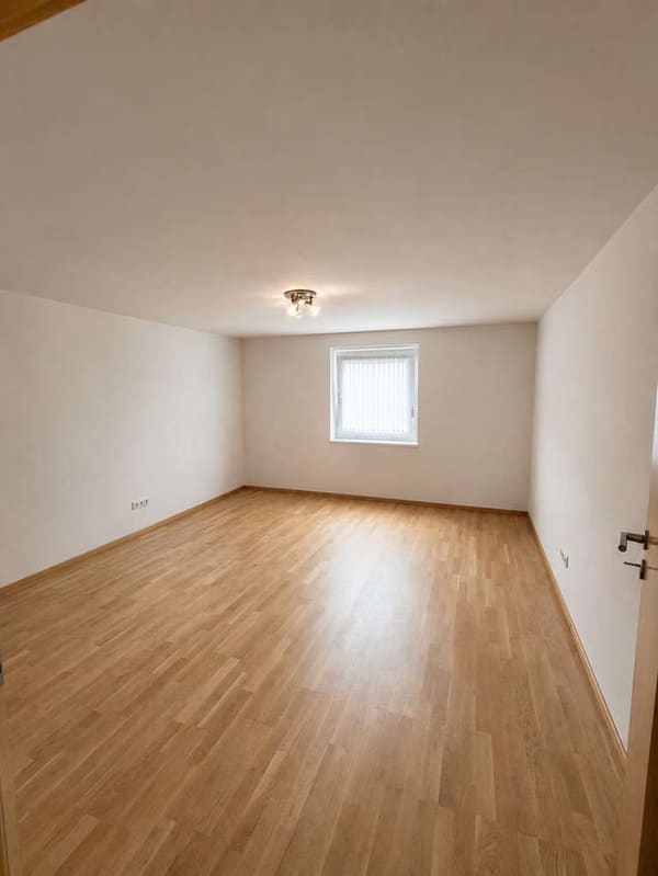 Immobilie in Grafling - Solides Einfamilienhaus mit Garten, Garage und viel Potenzial - Bild 3