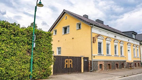 Immobilie in Falkenberg - schöne kernsanierte Gründerhausvilla mit 3 WE sofort vermietbar inkl. Pferdestall und Ferienwohnung - Bild 1