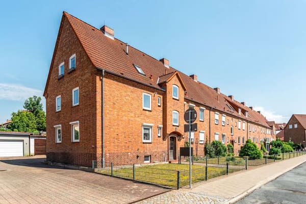 Immobilie in Neustrelitz - Wohnen mit Mehrwert – 3-Zimmer-Eigentumswohnung inklusive Garage und kleiner Gartenfläche - Bild 1