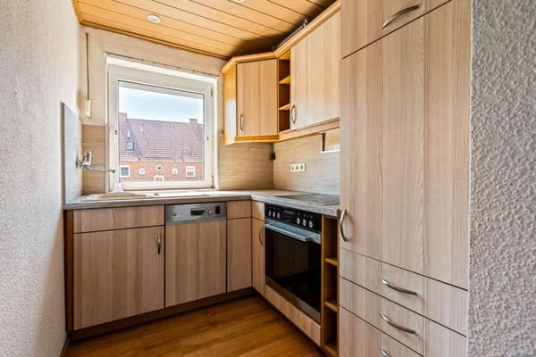 Immobilie in Neustrelitz - Wohnen mit Mehrwert – 3-Zimmer-Eigentumswohnung inklusive Garage und kleiner Gartenfläche - Bild 2