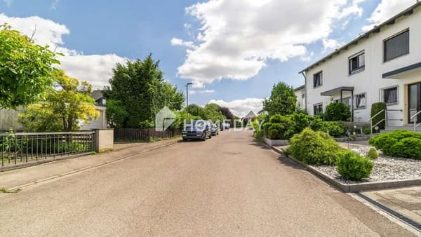 Immobilie in Dasing - Gepflegte Doppelhaushälfte mit Pool, Doppelgarage und vielseitigem Platzangebot
 - Bild 4