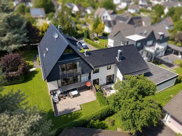 Immobilie in Herscheid - SCHADE IMMOBILIEN - Modernisiertes Zweifamilienhaus in ruhiger Lage von Herscheid zu verkaufen! - Bild 1