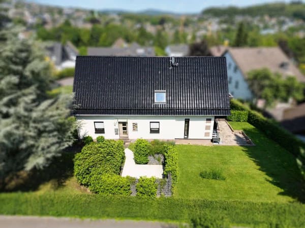 Immobilie in Herscheid - SCHADE IMMOBILIEN - Modernisiertes Zweifamilienhaus in ruhiger Lage von Herscheid zu verkaufen! - Bild 2