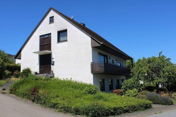Immobilie in Pluwig - Familienfreundliches Einfamilienhaus mit schöner Einliegerwohnung und Garten sowie großer Doppelgarage in Pluwig - Bild 0