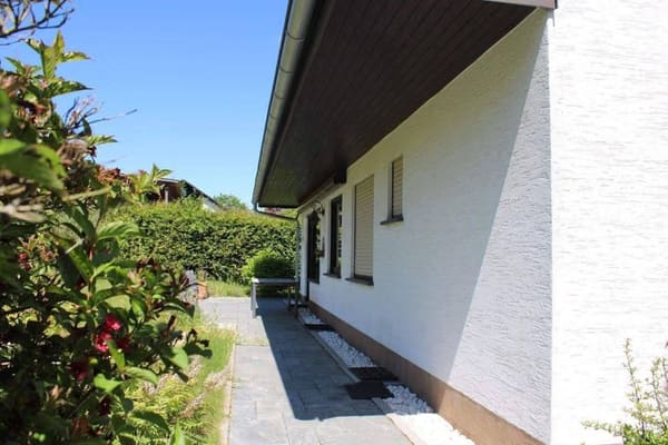 Immobilie in Pluwig - Familienfreundliches Einfamilienhaus mit schöner Einliegerwohnung und Garten sowie großer Doppelgarage in Pluwig - Bild 1