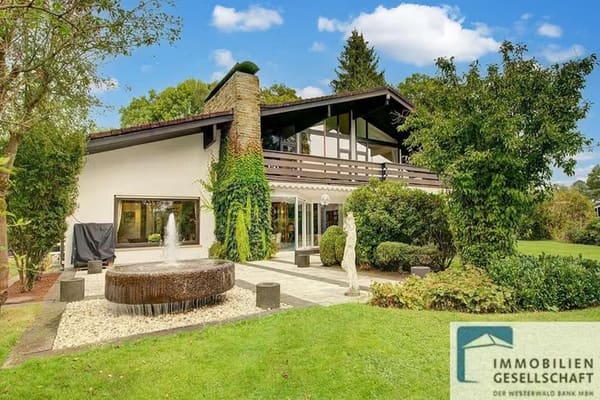 Immobilie in Altenkirchen (Westerwald) - Anmutiges Villenanwesen im Bungalowstil mit parkähnlichem Grundstück inmitten der Stadt Altenkirchen - Bild 0