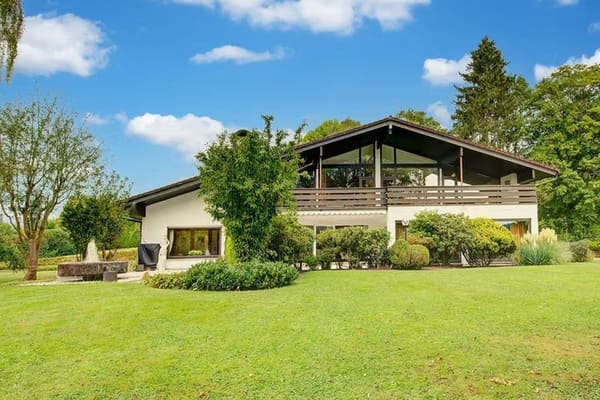 Immobilie in Altenkirchen (Westerwald) - Anmutiges Villenanwesen im Bungalowstil mit parkähnlichem Grundstück inmitten der Stadt Altenkirchen - Bild 1