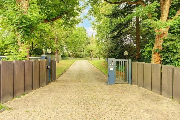 Immobilie in Altenkirchen (Westerwald) - Anmutiges Villenanwesen im Bungalowstil mit parkähnlichem Grundstück inmitten der Stadt Altenkirchen - Bild 2