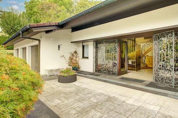 Immobilie in Altenkirchen (Westerwald) - Anmutiges Villenanwesen im Bungalowstil mit parkähnlichem Grundstück inmitten der Stadt Altenkirchen - Bild 4