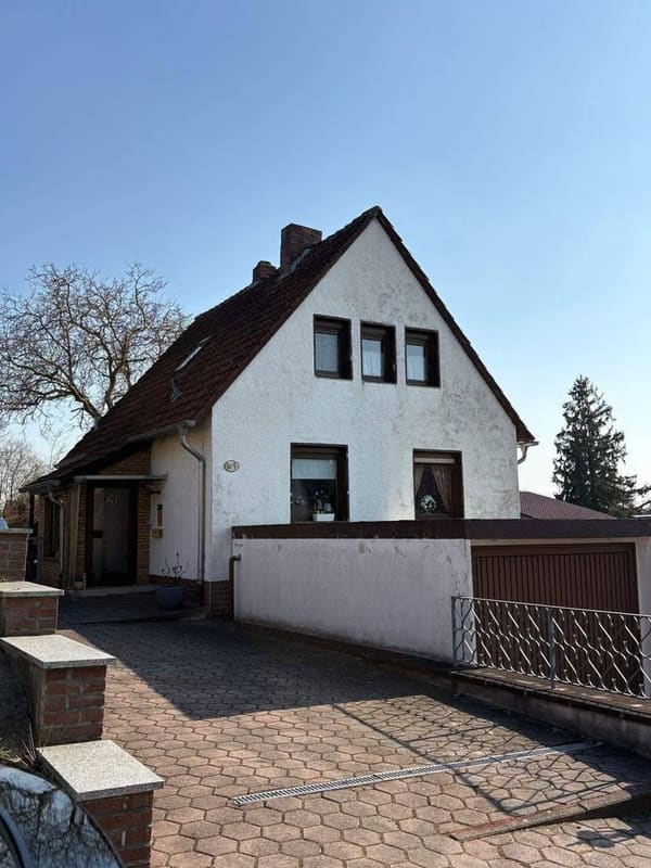 Immobilie in Helmstedt - Vollunterkellertes Einfamilienhaus mit Garage in prima Wohnlage - Bild 0