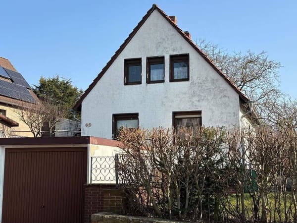 Immobilie in Helmstedt - Vollunterkellertes Einfamilienhaus mit Garage in prima Wohnlage - Bild 1