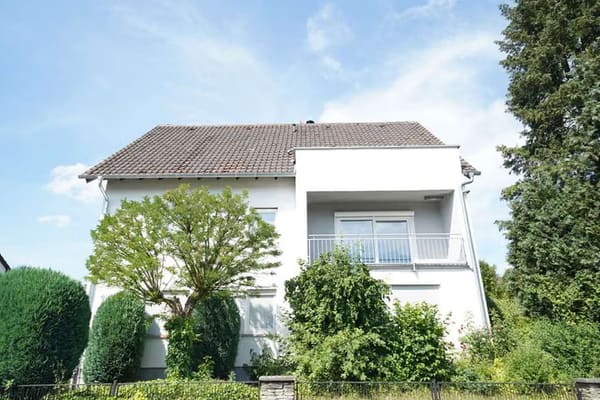 Immobilie in Bad Nauheim - Charmantes Zweifamilienhaus mit großem Garten in attraktiver Wohnlage - Bild 1