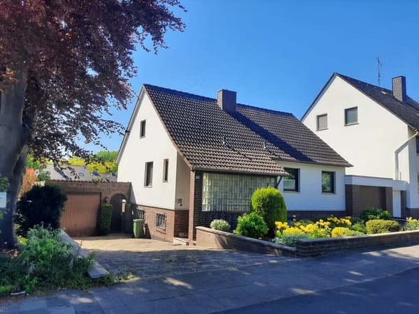 Immobilie in Sarstedt - Wohnen mit viel Platz – Großzügiges Einfamilienhaus mit Wintergarten, Sauna und zwei Garagen - Bild 0