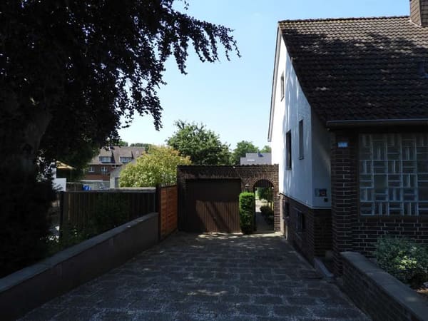Immobilie in Sarstedt - Wohnen mit viel Platz – Großzügiges Einfamilienhaus mit Wintergarten, Sauna und zwei Garagen - Bild 2