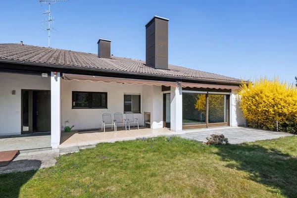Immobilie in Zorneding - Einfamilienhaus in Ortsrandlage, Verkehrsgünstig und naturnah gelegen - Bild 2