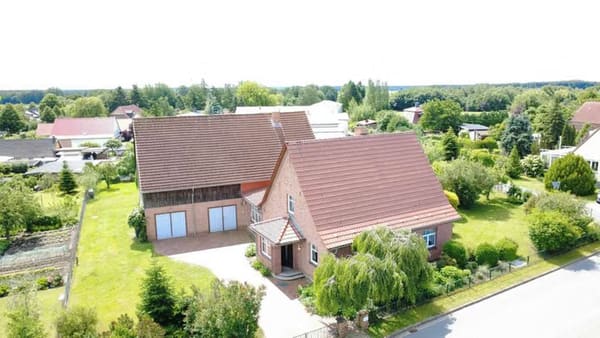 Immobilie in Ludwigslust - Obstbäume, Terrasse, Kamin und viel Raum für Familie, Hobby oder Homeoffice  - Bild 0