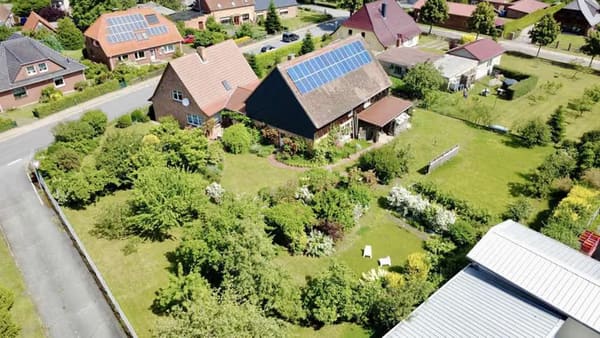 Immobilie in Ludwigslust - Obstbäume, Terrasse, Kamin und viel Raum für Familie, Hobby oder Homeoffice  - Bild 2