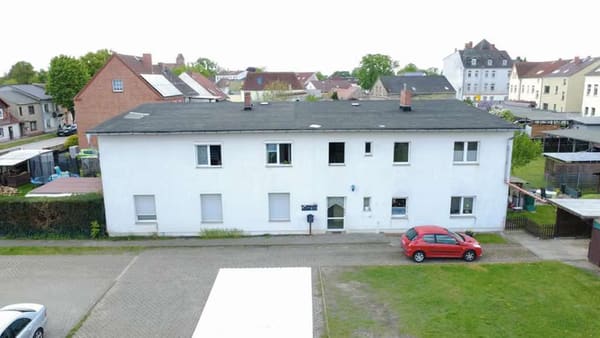 Immobilie in Perleberg - Großzügige Wohnungen, eigene Gärten und Kaminanschlüsse – Wohnqualität, die Mieter langfristi - Bild 0