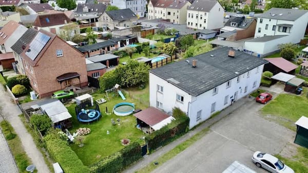 Immobilie in Perleberg - Großzügige Wohnungen, eigene Gärten und Kaminanschlüsse – Wohnqualität, die Mieter langfristi - Bild 1