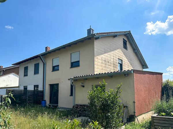 Immobilie in Winhöring - Familienfreundliche Doppelhaushälfte mit modernisiertem Wohnkomfort und sonnigem Garten - Bild 1