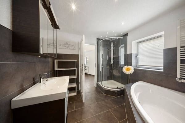 Immobilie in Neumünster - Charaktervolles Wohnhaus mit großem Entwicklungspotenzial - Bild 4