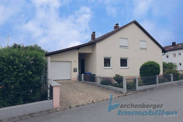 Immobilie in Plattling - Großes Einfamilienhaus für 2 Generationen in schöner und ruhiger Siedlungslage von Plattling - Bild 0