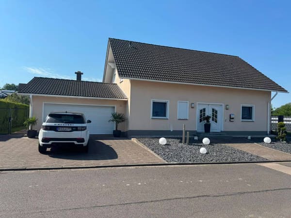 Immobilie in Herforst - Dieses charmante Einfamilienhaus aus dem Baujahr 2001 überzeugt mit einem großzügigen Platzangebot und einem liebevoll angelegten Grundstück. - Bild 0