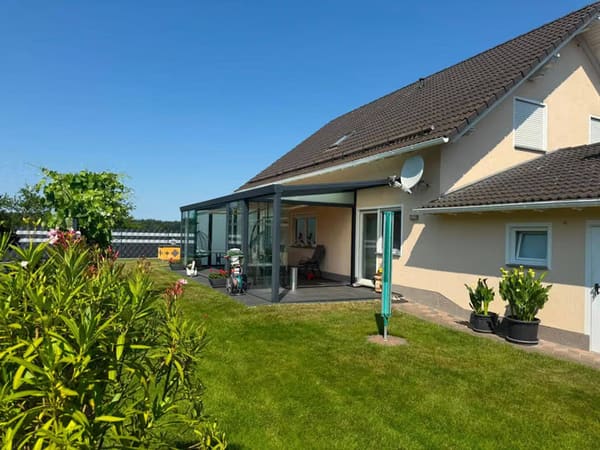 Immobilie in Herforst - Dieses charmante Einfamilienhaus aus dem Baujahr 2001 überzeugt mit einem großzügigen Platzangebot und einem liebevoll angelegten Grundstück. - Bild 1