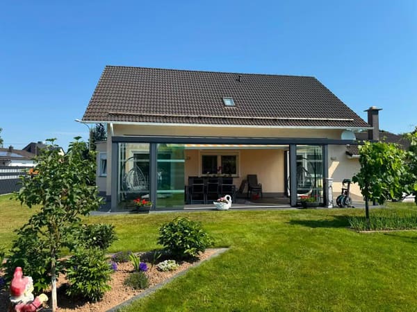 Immobilie in Herforst - Dieses charmante Einfamilienhaus aus dem Baujahr 2001 überzeugt mit einem großzügigen Platzangebot und einem liebevoll angelegten Grundstück. - Bild 3