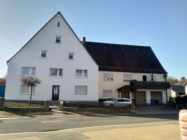 Immobilie in Burgthann - Großes, ländliches Anwesen mit derzeit 3 Wohnungen von ca. 355 m² und Ausbaumöglichkeiten von ca. 100 m² - Bild 0