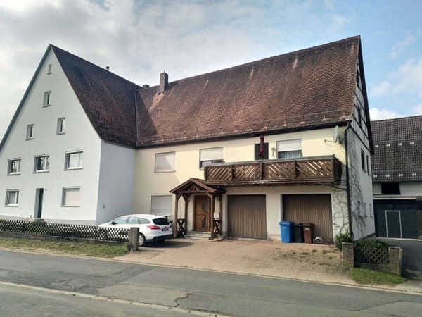 Immobilie in Burgthann - Großes, ländliches Anwesen mit derzeit 3 Wohnungen von ca. 355 m² und Ausbaumöglichkeiten von ca. 100 m² - Bild 1
