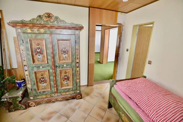 Immobilie in Waldbüttelbrunn - ZWEIFAMILIEN-WOHNHAUS MIT VIEL PLATZ - Bild 0