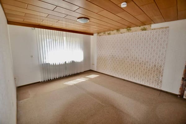 Immobilie in Waldbüttelbrunn - ZWEIFAMILIEN-WOHNHAUS MIT VIEL PLATZ - Bild 1