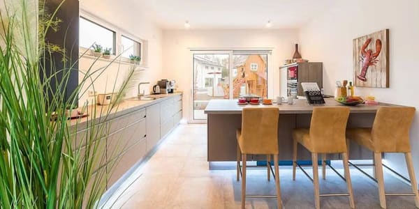 Immobilie in Wasserlosen - Klassische Stadtvilla City Villa 1: Elegantes Wohnen auf zwei Ebenen - Bild 2