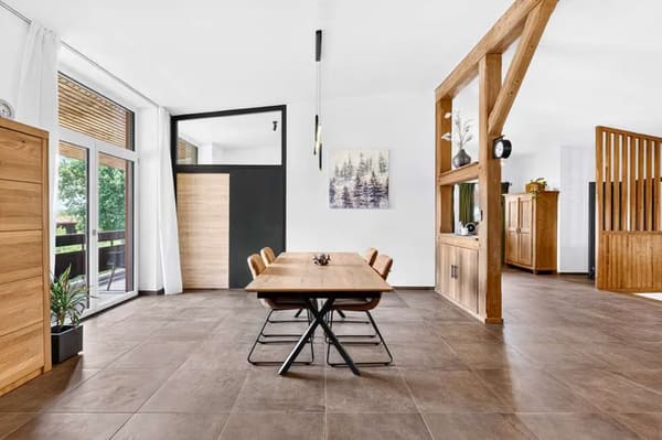 Immobilie in Willmering - Architektenhaus am Waldrand von Willmering– großzügiges Split-Level-Wohnen, frisch modernisiert! - Bild 2