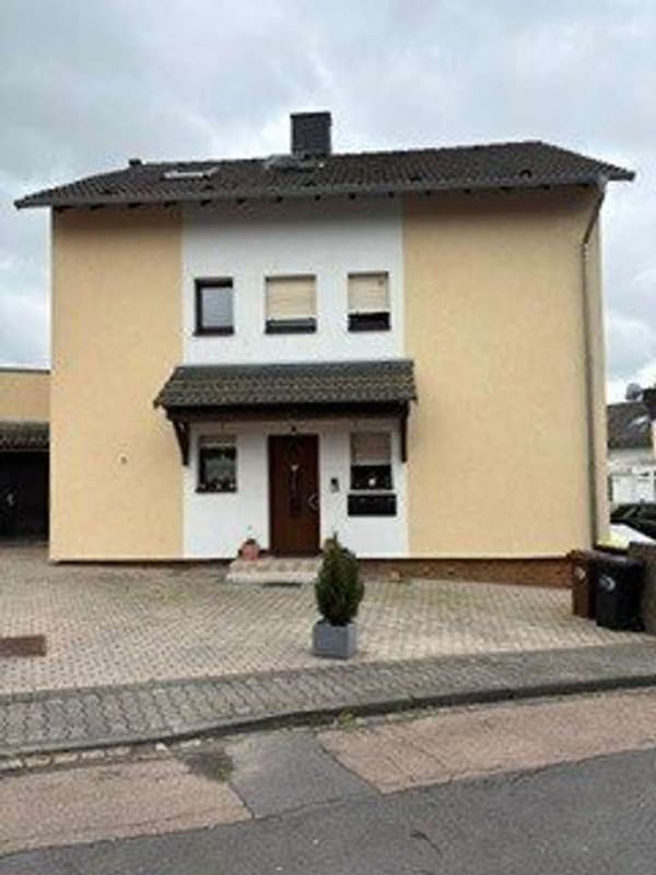 Immobilie in Bad Camberg - Freistehendes Dreifamilienhaus in Bad Camberg Balkon, Terrasse, 1 Garage und sonnigem Garten in ruhi - Bild 0